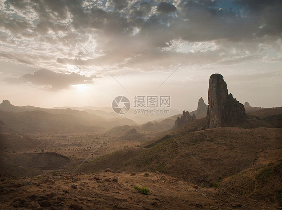 Rhumsiki岩，位于喀麦隆北部这根柱子是一座死火山的漏斗，那里的岩石非常坚硬周围较软的岩石山腰早就被侵蚀掉了图片