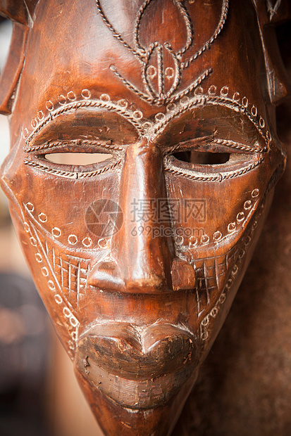 喀麦隆德昌镇一个车间的木雕