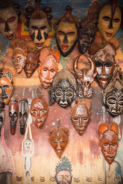 喀麦隆德昌镇一个车间的木雕