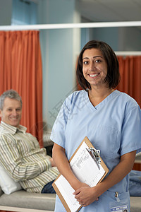微笑的护士和病人图片
