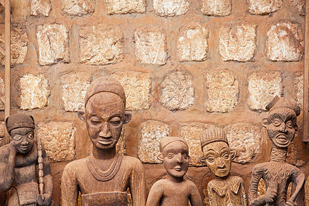 在巴邦戈宫展出的传统木雕雕像图片