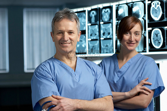两个医生，微笑着，在X光片前图片