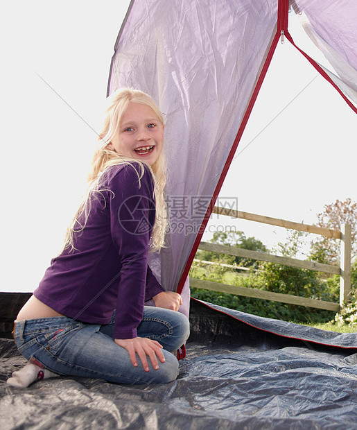 坐在帐篷里的女孩图片