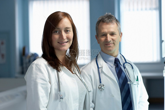 两位医生的肖像图片