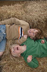 两个躺在草垛上的男孩图片