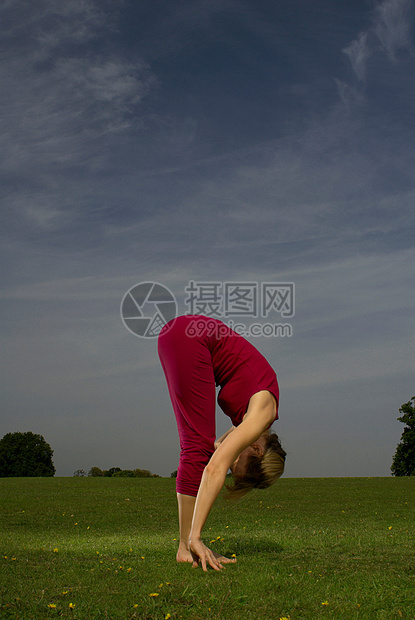 在公园做瑜伽的女人图片