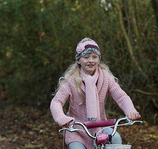农村骑自行车的女孩图片