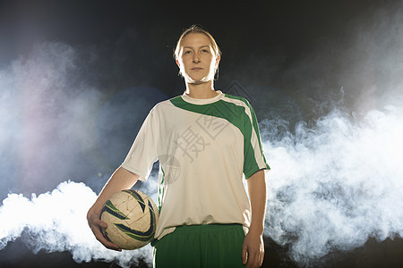 女足球运动员带球图片