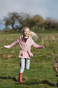 在农村跑步的女孩图片