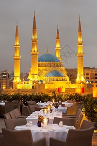 黎巴嫩贝鲁特烈士广场上的一个餐馆露台，可以俯瞰穆罕默德·阿明清真寺图片