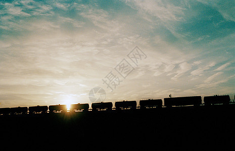 一列货运列车在中国荒芜的土地上行驶图片