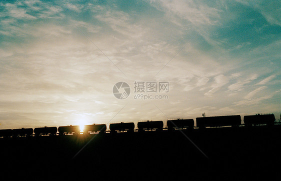 一列货运列车在中国荒芜的土地上行驶图片