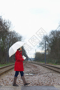 公园里穿红夹克带伞的女孩图片