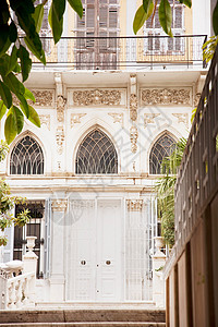 黎巴嫩贝鲁特一座法国殖民时期的老建筑的正面图片