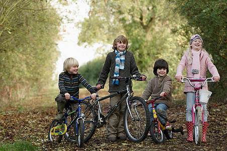 在乡村小路上骑自行车的孩子图片