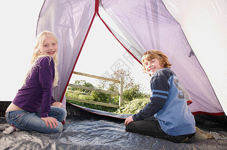 男孩和女孩坐在帐篷里图片