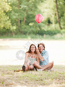 带气球的情侣图片