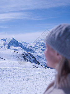 在阳光明媚的山顶上放松的女人图片