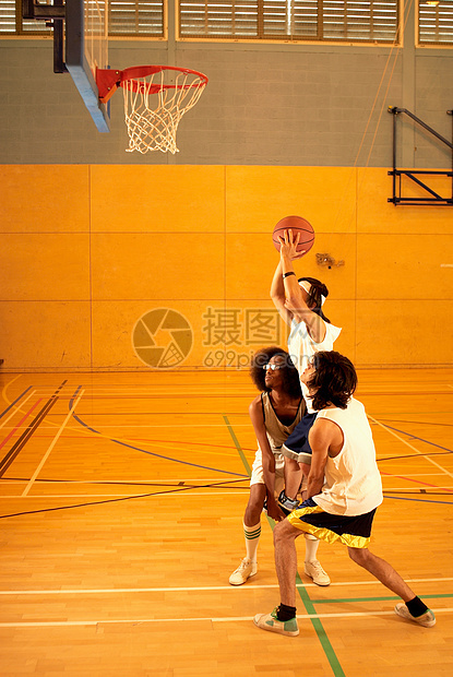篮球运动员举起运动员图片