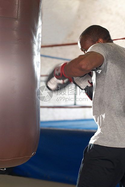 拳击运动员在健身房使用拳击袋图片