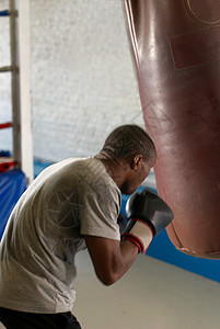 拳击运动员在健身房图片