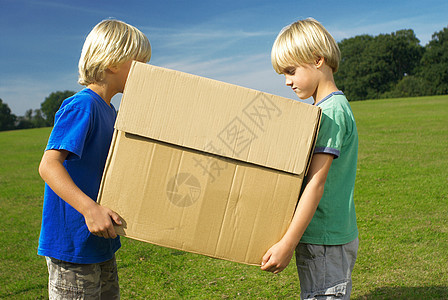 两个男孩拿着盒子图片