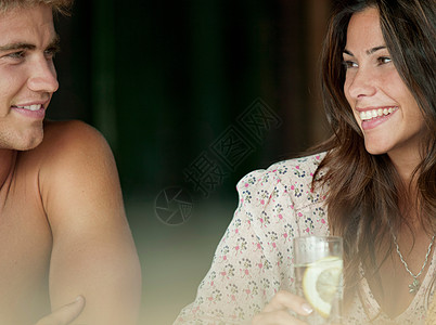 博君一笑一对夫妇相视一笑背景