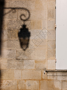 法国圣埃米利昂传统街灯的影子图片