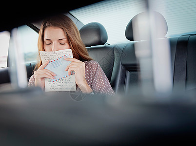读书交流女人在车后座接吻信背景