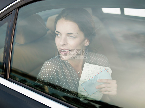 在车后座拿着信的女人图片