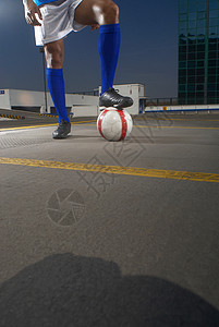 踩球的足球运动员图片