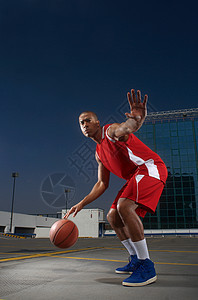篮球运动员运球图片