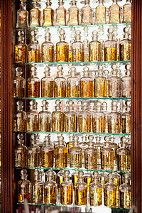 摩洛哥马拉喀什麦地那商店货架上的香水图片