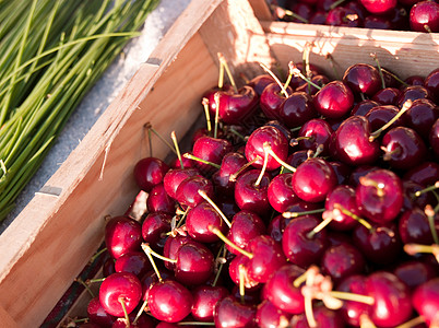法国德洛姆地区瓦朗斯市场的新鲜樱桃图片