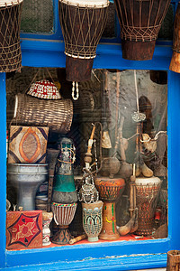 摩洛哥伊萨乌伊拉麦地那一家商店出售的木制乐器图片