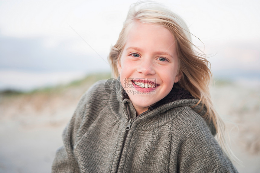 海滩上的微笑女孩图片