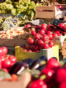 法国德洛姆地区瓦伦斯市场的新鲜水果和蔬菜图片