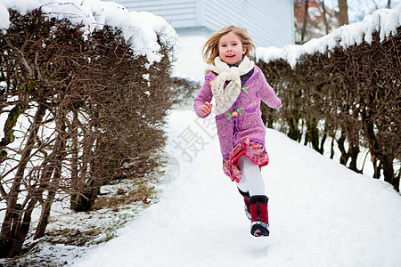 斯堪的纳维亚女孩在雪地里奔跑图片