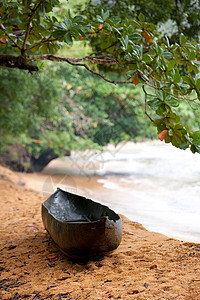 马达加斯加马达加斯加马格贝诺西保护区海滩上的一艘木制独木舟图片