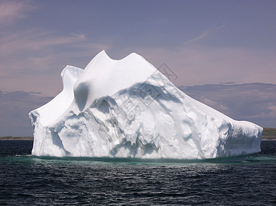 在加拿大纽芬兰和拉布拉多的圣安东尼湾漂浮的冰山图片