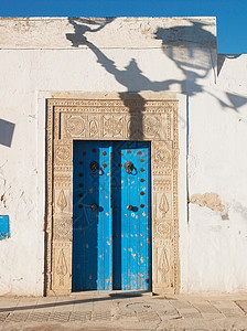 伊斯兰瓷砖装饰的蓝色大门图片