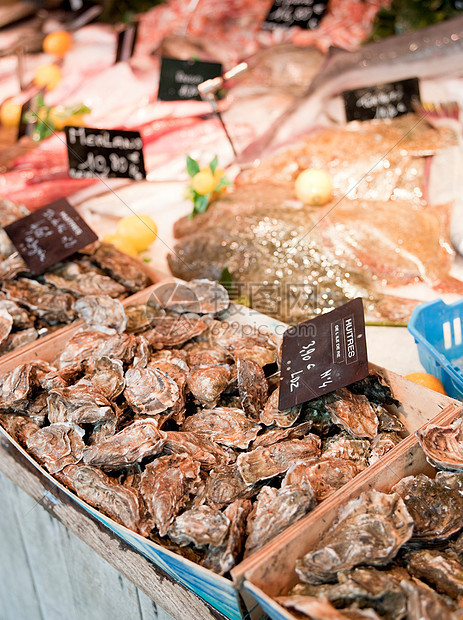 法国伊勒德雷圣马丁市场上出售的海鲜图片