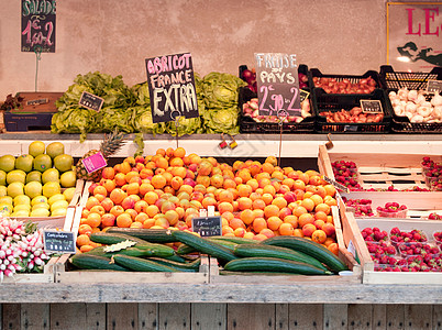 法国伊勒德雷圣马丁市场出售的新鲜水果和蔬菜图片
