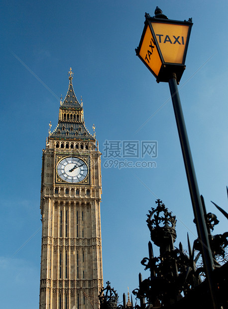 英国伦敦大本钟和议会大厦旁的老式出租车标志图片