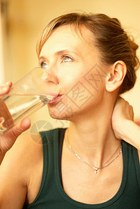 妇女在家喝水图片