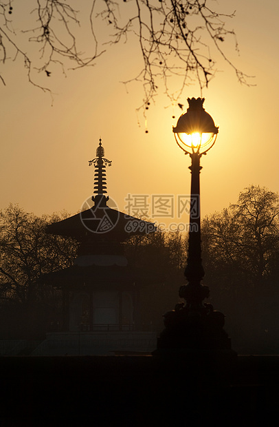 在英国伦旧的音乐台和路灯剪影图片