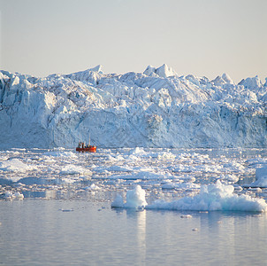 格陵兰迪斯科湾冰水中的渔船背景图片