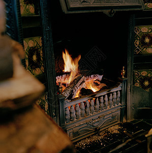 爱尔兰康纳马拉当地一家酒吧的壁炉图片