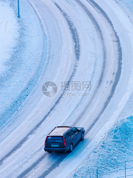 一辆汽车在挪威特罗姆瑟结冰的街道上缓慢行驶图片