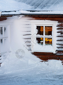 挪威特罗姆瑟的斯托斯泰宁山顶小屋被风吹雪覆盖图片